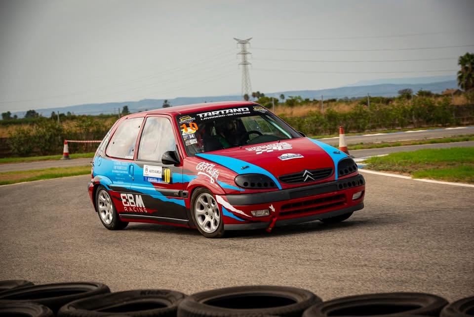 Coche de rally de Cuevas MotorSport en circuito