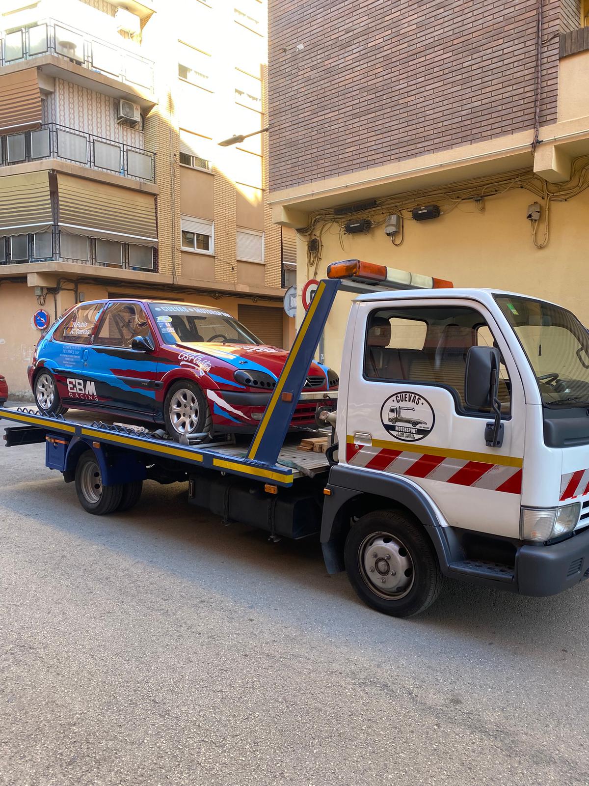 Vehículo de competición transportado por Cuevas MotorSport